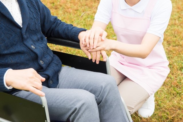介護職のブラックな実態「夜勤明けにそのまま日勤」「盆正月も休みなし」慢性的な人手不足で過重労働が常態化、自ら命を絶つ職員も…それでも「会社は人を入れてくれない」_6