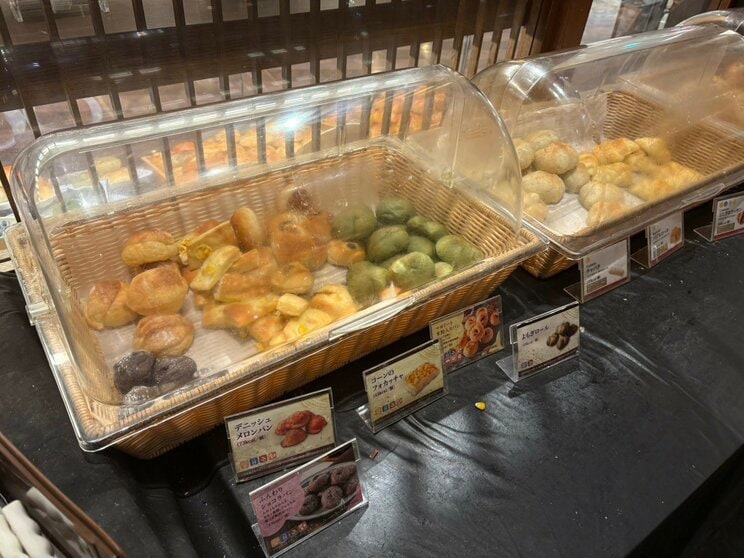 食べ放題のパンが並ぶ様子(画像/読者提供)