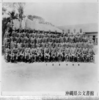 1945年2月、米軍上陸前に撮影された第32軍の将兵。２が牛島満第32軍司令官。沖縄公文書館 蔵