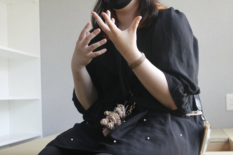 いじめから救ってくれたのはインターネットだったと語る虎井おんさん（撮影／集英社オンライン）
