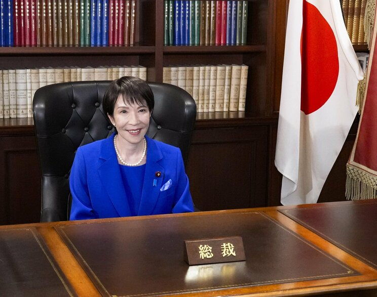 自民党総裁の椅子に座る高市新総裁（共同通信）