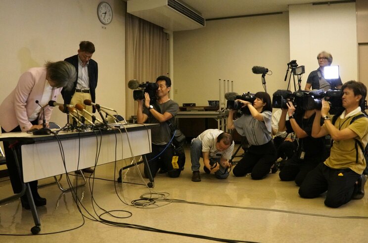 7月7日、記者会見する田久保眞紀伊東市長