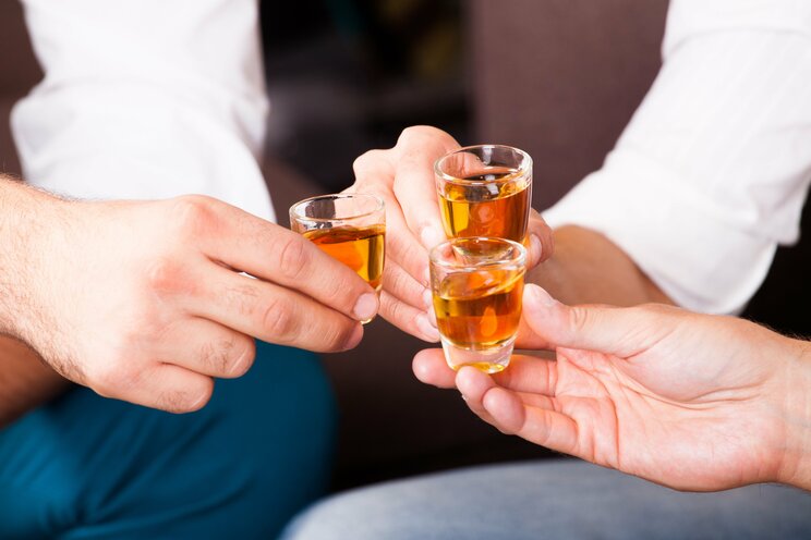 テキーラで乾杯(写真はイメージです)