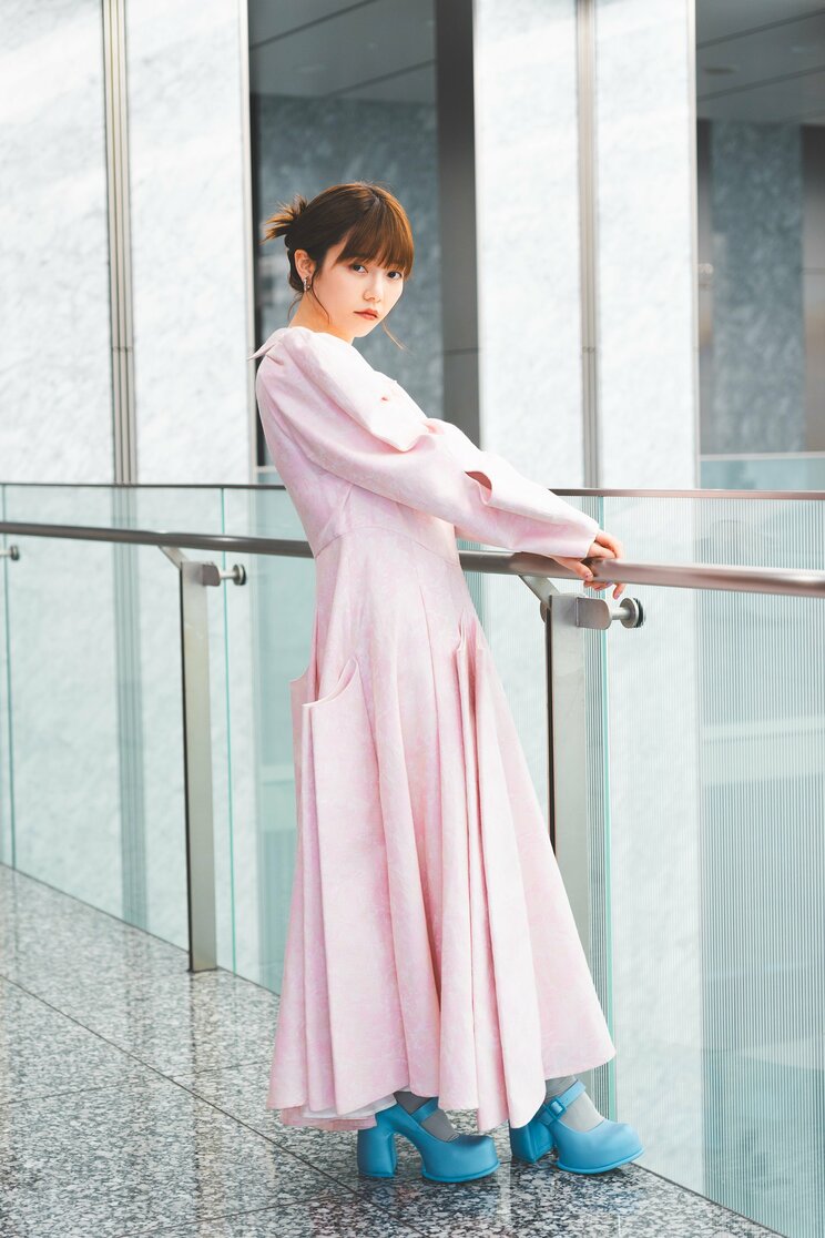 春らしいカラーリングの衣装で取材に