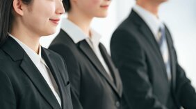 「母親同伴で初出社」「初日の昼にバックレ」…激やばモンスター新入社員を生んだ“エージェント親”と「サービス業となった大学・高校」の罪