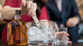 夜の接客は触られて当たり前⁉ 香川照之“ホステス論争”、当事者たちに実態を聞いた