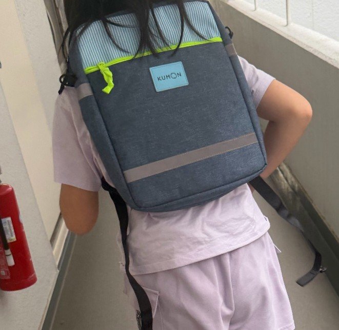 公文に向かう女児（写真はイメージです）