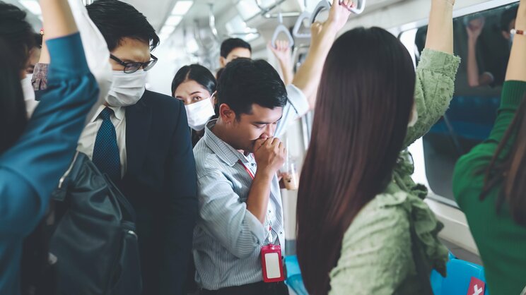 「2025年度　駅と電車内の迷惑行為ランキング」で1位となった「咳・くしゃみ」（写真／shutterstock）