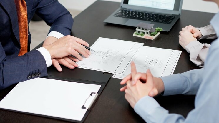 不動産営業マンに言われた言葉を鵜呑みにしてはいけない（写真／shutterstock）