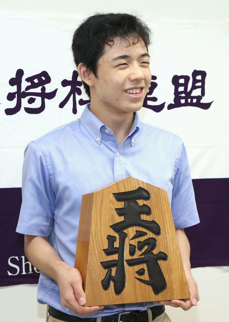 14歳2ヶ月で最年少プロ棋士となった藤井八冠（撮影／共同通信社）