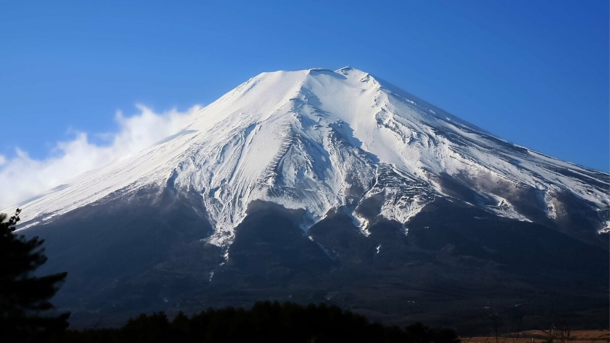 「富士山なめるな」封鎖を“強行突破”した中国籍の男性がまた遭難…冬季閉鎖中の登山道に入ってもお咎めなしの理由 | 集英社オンライン | ニュースを本気で噛み砕け
