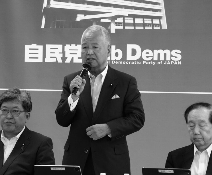 (画像)　 自民党の会合に出席した甘利（2023年9月7日）　書籍『ばらまき　選挙と裏金』より