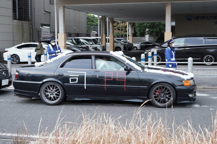 リーゼント込みで50万円、龍を入れて60万円、幟(のぼり)を入れて80万円、北九州市二十歳の記念式典は今年もド派手だった_8