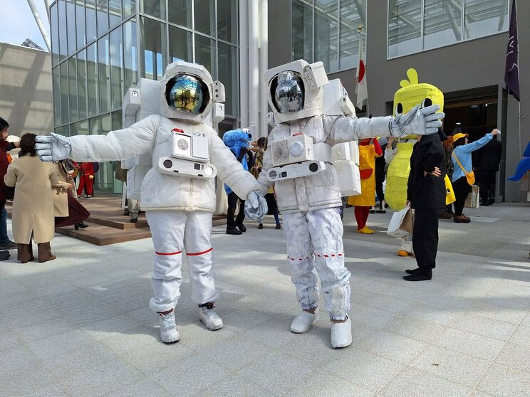 宇宙飛行士の仮装をした佐藤あいさん（左）