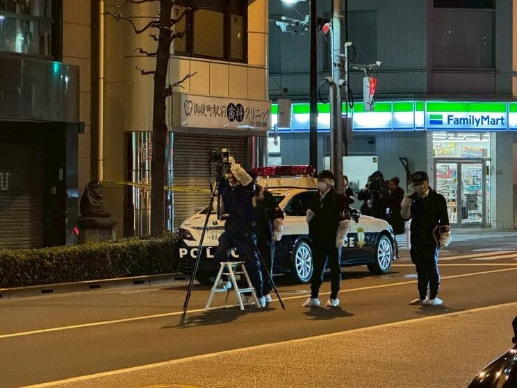 東上野の現場付近を捜査する捜査員（撮影／集英社オンライン）