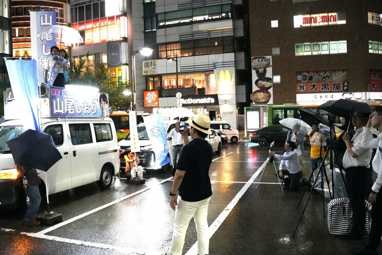 雨の中、演説をする山尾氏（撮影／集英社オンライン）