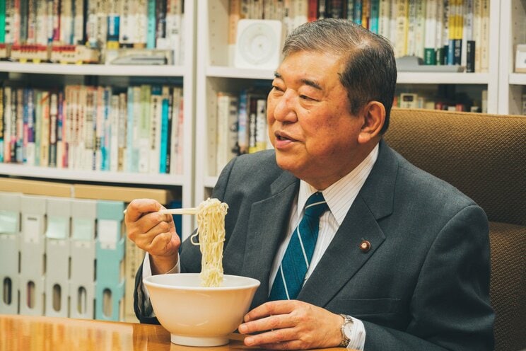 2022年、集英社オンラインの取材には鳥取発祥の牛骨ラーメン「香味徳」を食べながら応じた(撮影／村上庄吾)