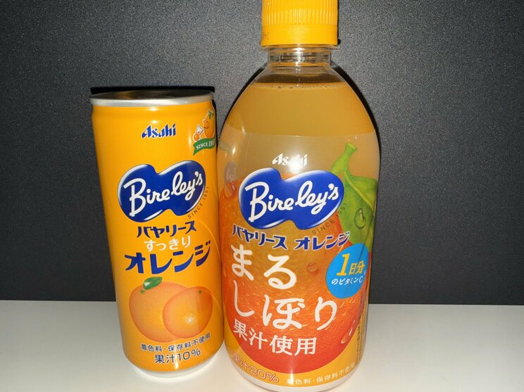 都内のスーパーで購入した「バヤリース オレンジ」。缶は果汁10%仕様だったが、ボトルのほうは幸運にも、まだ果汁20%の“旧仕様”に出会うことができた(撮影/集英社オンライン)
