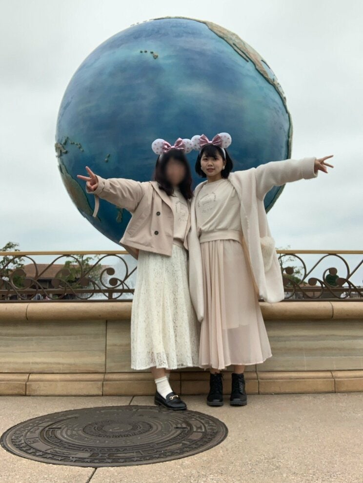 大学時代、一緒に生活するなど助けてもらったという東北出身の友人と（写真／本人提供）