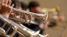 吹奏楽部の危機…少子化と教員の働き方改革で揺れる学校現場「部員数が減って部活が成立しない」「お金も場所も足りない」