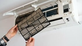 「エアコン用カビ取りスプレーは逆に汚れが溜まるだけ!」「室外機も水で丸洗いすべき」 電気代節約にも! 自分でできるエアコン掃除の新常識【掃除のプロ直伝】