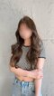 近年人気だという、顔まわりにレイヤーを入れたナチュラルなスタイル。派手に髪色を変えず、カットや艶、質感にこだわる人が増えているという（写真／読者提供）