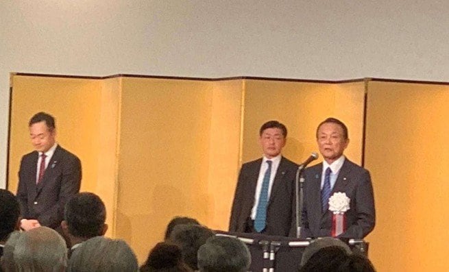 ４月、横浜市内の政治資金パーティーでの麻生氏