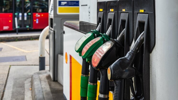 暫定税率が廃止されれば、単純計算で1リットルあたり148.1円となり、ガソリン価格は大幅に下がることに