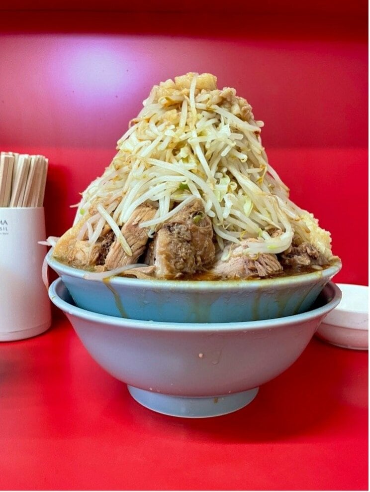 
一橋学園店の「大盛全部マシマシ」二郎系列のなかでも一、二を争う量の店舗だという（写真提供／アカボシマシマシさん）
