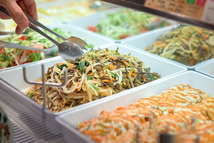 トングやスプーンで食べたい量を盛り付けていた※過去の量り売り販売時（写真提供／オリジン広報）