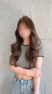 近年人気だという、顔まわりにレイヤーを入れたナチュラルなスタイル。派手に髪色を変えず、カットや艶、質感にこだわる人が増えているという（写真／読者提供）