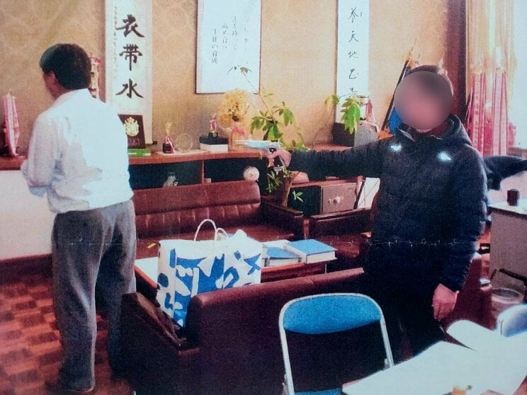 裁判に提出された、校長が弁護士をエアガンで撃つ実験の写真（写真／家族提供）