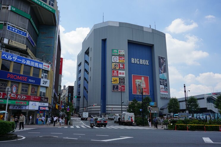 BIG BOXは一部のスラングや隠語において「大きな女性器」を指すことから英語圏の人が建物の名前に驚くこともしばしば