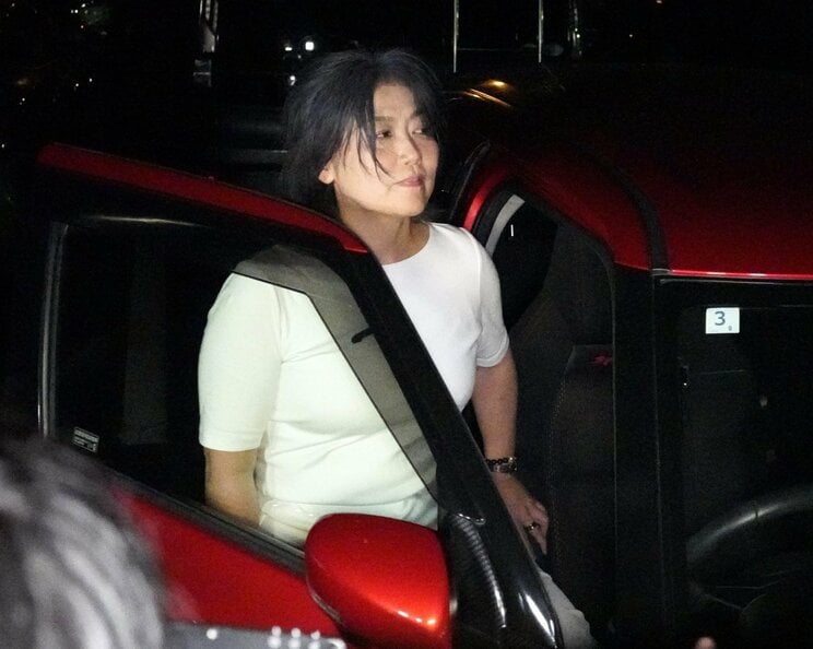 記者の直撃には無言、真っ赤な車に乗り込む田久保市長（撮影/集英社オンライン）