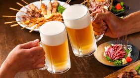 ブームの火付け役は「鳥貴族」? 串カツ、餃子、鮨だけの“特化型居酒屋”が大人気! コロナ禍を経て激変した飲み会事情。“お店選び”イコール“メニュー選び”になったワケ