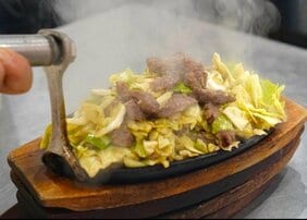 <橋本環奈も大好物!>明太子、もつ鍋に続く第3の博多グルメ「鉄板焼肉」がやって来た! ごはんが止まらない福岡のソウルフード「びっくり亭の焼肉」が首都圏に急増中!