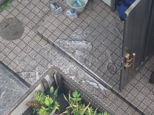 事件後の高波さんの自宅前(近隣住民提供)
