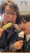 ふたりでスイーツを食べるえむとしさんとようた君（写真／えむとしさん提供）