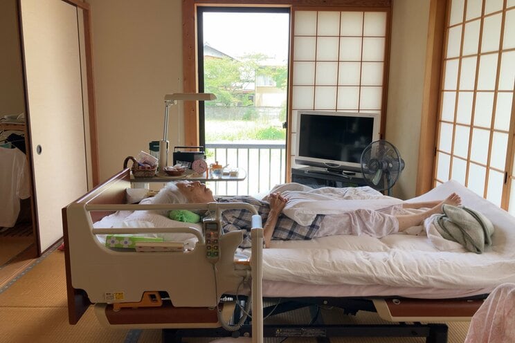 畳部屋に介護ベッドを入れ「病室」となった