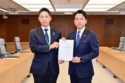 10月28日、秋田県知事（左）から「ツキノワグマによる被害防止対策への支援に係る緊急要望」を受けた小泉防衛大臣（防衛省・自衛隊Xより）