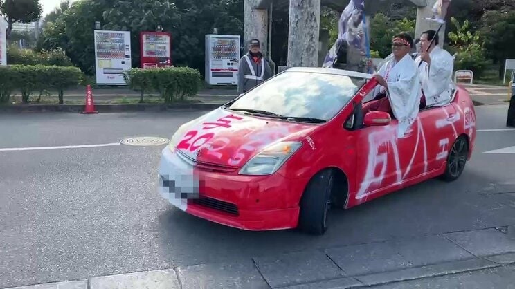 プリウスの屋根を切ったオープンカーで登場！“戦闘服”、リーゼント、警察がすぐに駆けつけて「秒で捕まった」沖縄・二十歳式典2025「でも以前のようなドヤンキーはいなくなった」_15