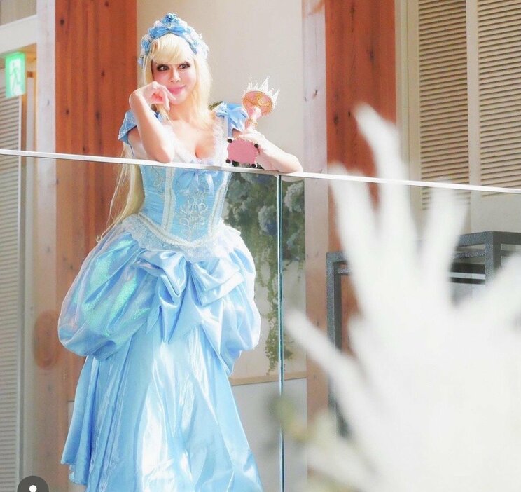 華やかなドレス姿のプリンセス研究家・橋本サリーさん（写真／橋本サリー提供）