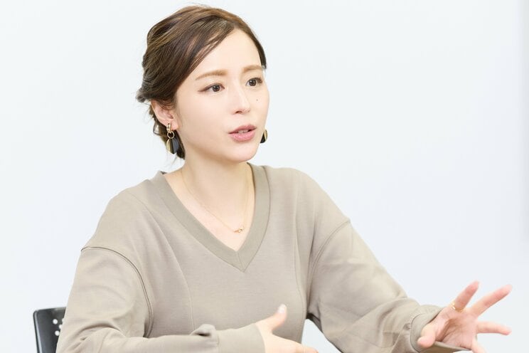 インタビューに応じる平野綾さん