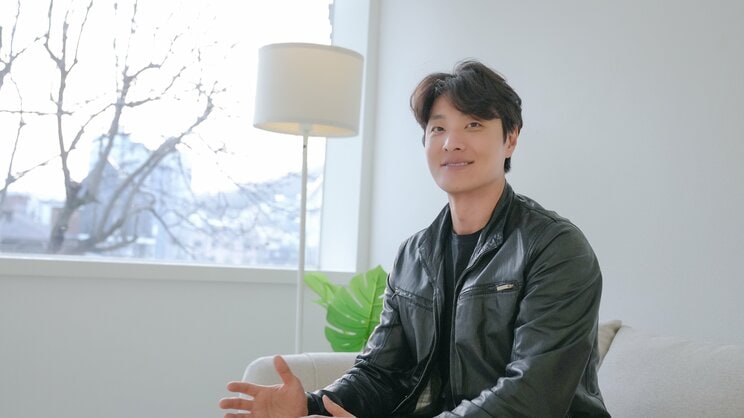 Sukfilmの代表。同社の作品に俳優として出演した経験も持ち、「ON＆OFF」シリーズでは監督を務めている