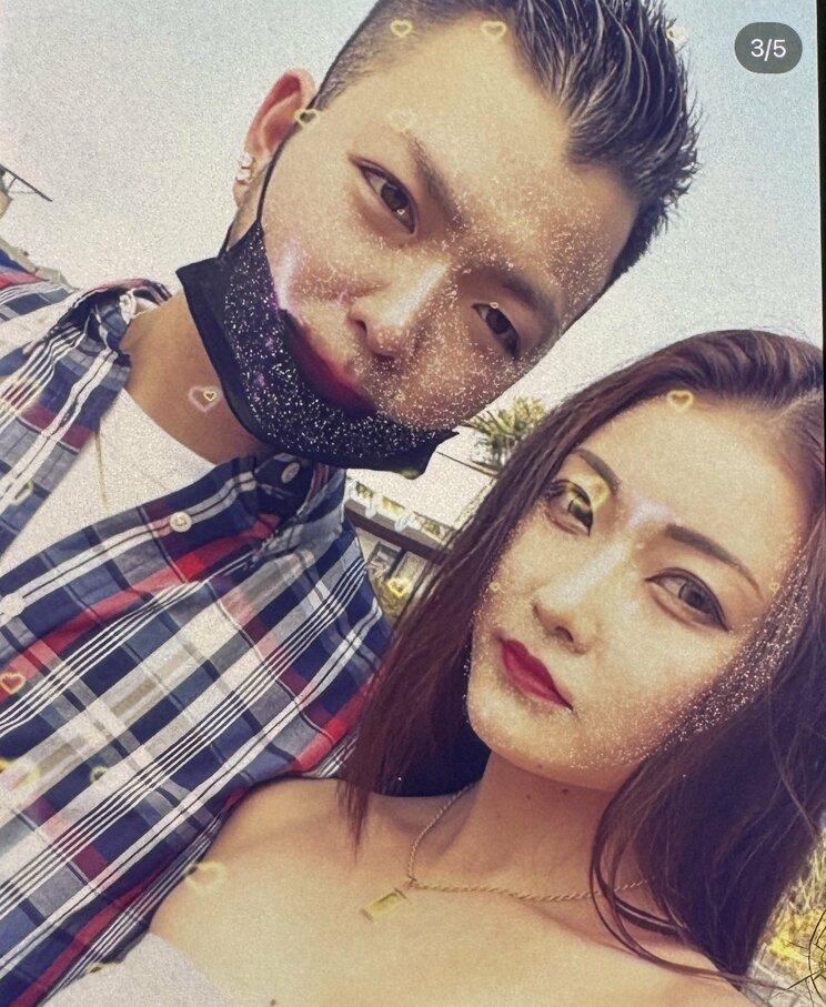 死亡した真稀さん（左）と妻のまみ容疑者（本人SNSより）