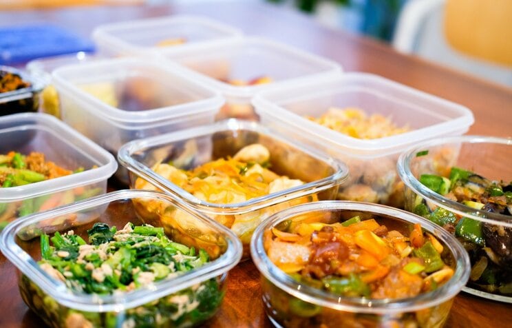 作り置きのおかずは詰める前に再加熱が必要（PhotoACより）