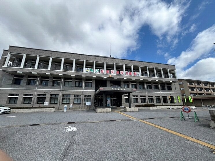 〈長浜・冷凍庫に女性遺棄の怪〉「200坪の自宅を処分」「かなりの頻度で墓参り」親戚も不思議がる逮捕された裁判所事務官一家の行動…事件発覚のきっかけになった自死した夫婦にも3月に異変が… _4