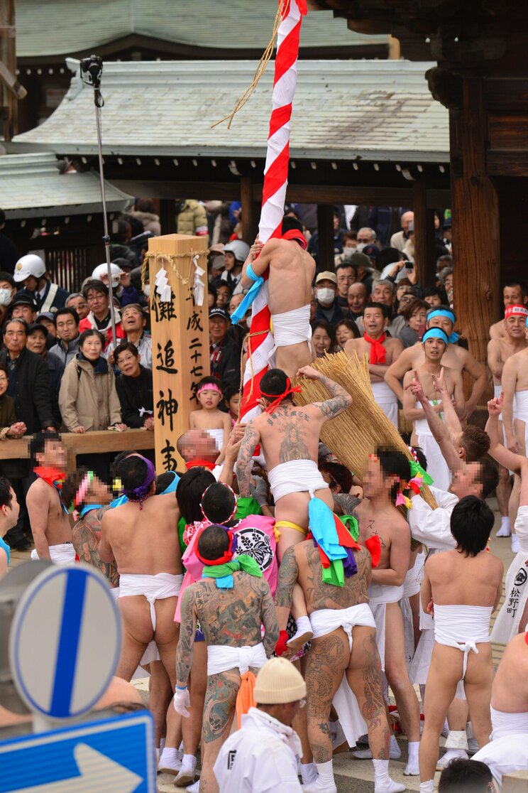 奉納に訪れる団体や地域の人たち。中には刺青の入った男たちも（2015年3月3日撮影）