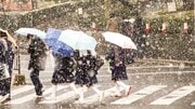〈最強寒波到来も〉「女子のタイツ着用禁止」「ダウンジャケット・マフラー禁止」 “防寒できない”理不尽な校則はなぜ存在する?