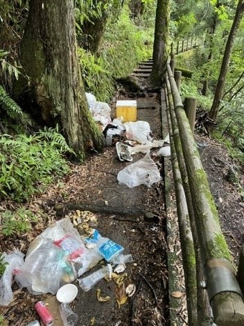 遊歩道に捨てられた大量のごみ（写真／奥多摩町提供）